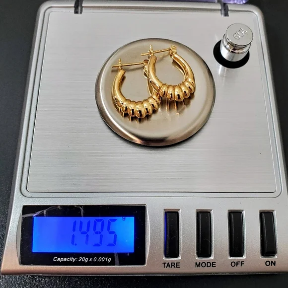 Scalloped Oval Ribbed Huggie Hoop Earrings - 14k Yellow Gold - Vintage - Picture 3 of 9